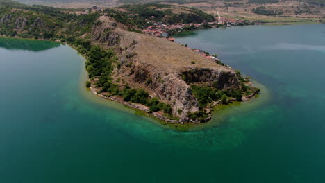 toma aérea en órbita en el lago podgradec, península podgradec en albania
