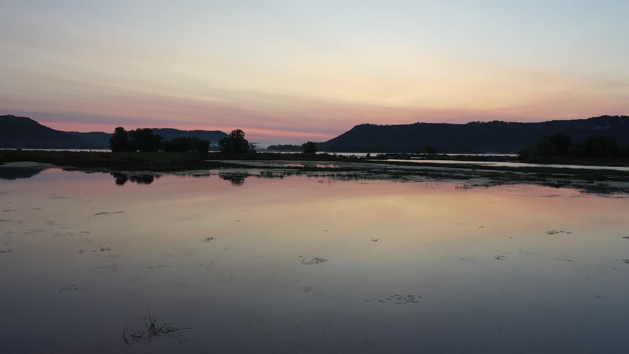 강 습지 풍경 위 의 해가 뜨는 것
