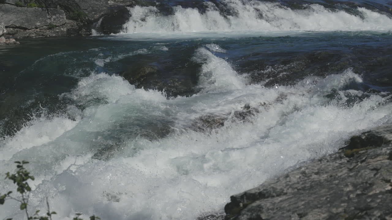 여름 시즌 동안 스웨덴 북부의 가우스트 강에 있는 가우스타팔렛 폭포의 급류
