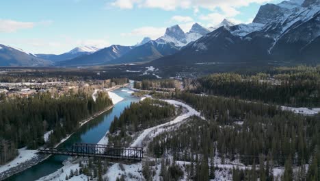 Vista-Aérea-Del-Río-Bow-Y-El-Puente-Del-Motor-En-Canmore,-Alberta,-Canadá---Drone-4k