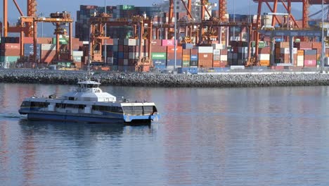 Seabus---Servicio-De-Ferry-Sólo-Para-Pasajeros-Con-Puerto-De-Contenedores-Al-Fondo-En-Coal-Harbour,-Canadá