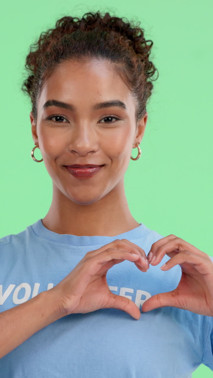 Mujer Voluntaria Feliz Haciendo Forma de Corazón con las Manos