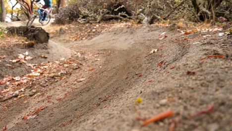 Zeitlupe-Nahaufnahme-Eines-Mountainbike-Reifens,-Der-Eine-Kurve-Hinunterrutscht