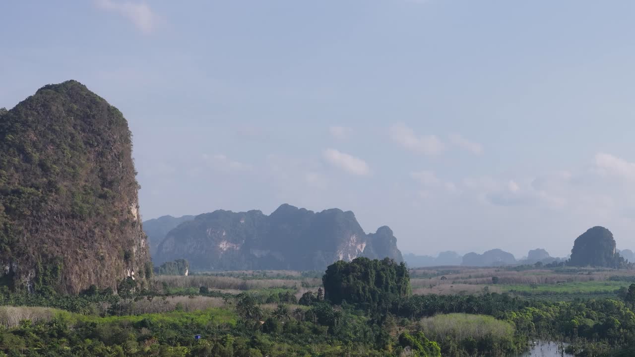 Toàn cảnh núi đá vôi nhiệt đới và phong cảnh sông nước ở Thái Lan