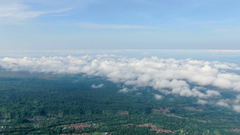 Paisaje-Sereno-De-La-Aldea-Remota-De-La-Isla-De-Java-En-Medio-Del-Bosque-Tropical,-Vista-Aérea