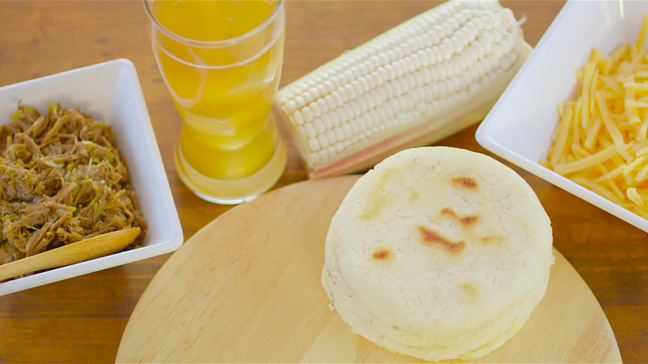 arepas, plato venezolano hecho de harina de maíz