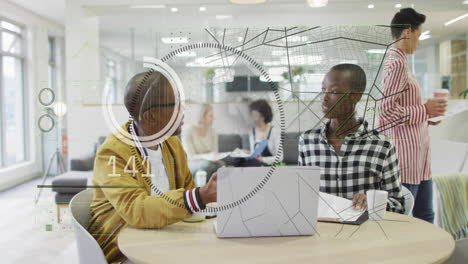 animatie van gegevensverwerking over diverse zakenmensen op kantoor