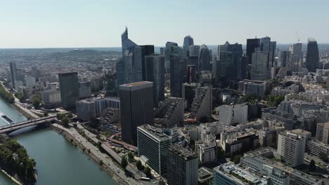 Los-Rascacielos-De-La-Defense-Y-El-Puente-Neuilly,-París,-Francia