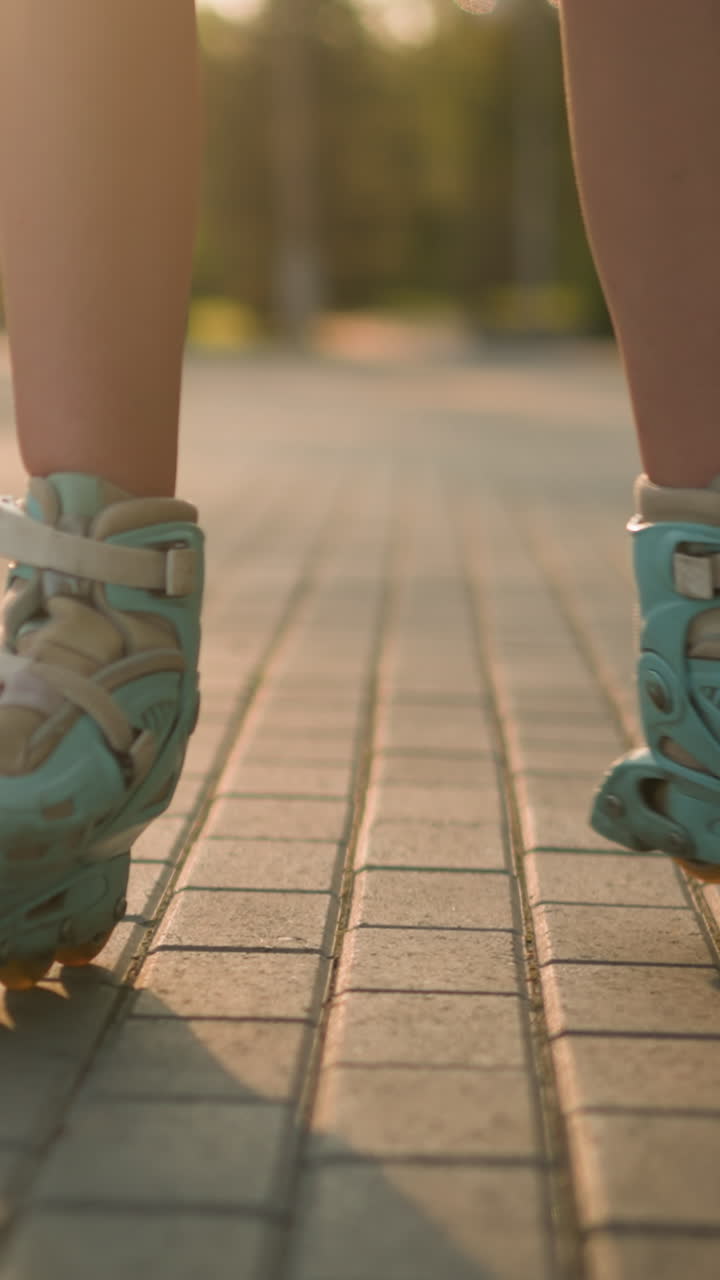 vista de la pierna de una persona patinando en un camino entrelazado, con patines de color azul, con la sombra proyectada en el suelo por la luz del sol cálida, fondo borroso con vegetación exuberante y árboles