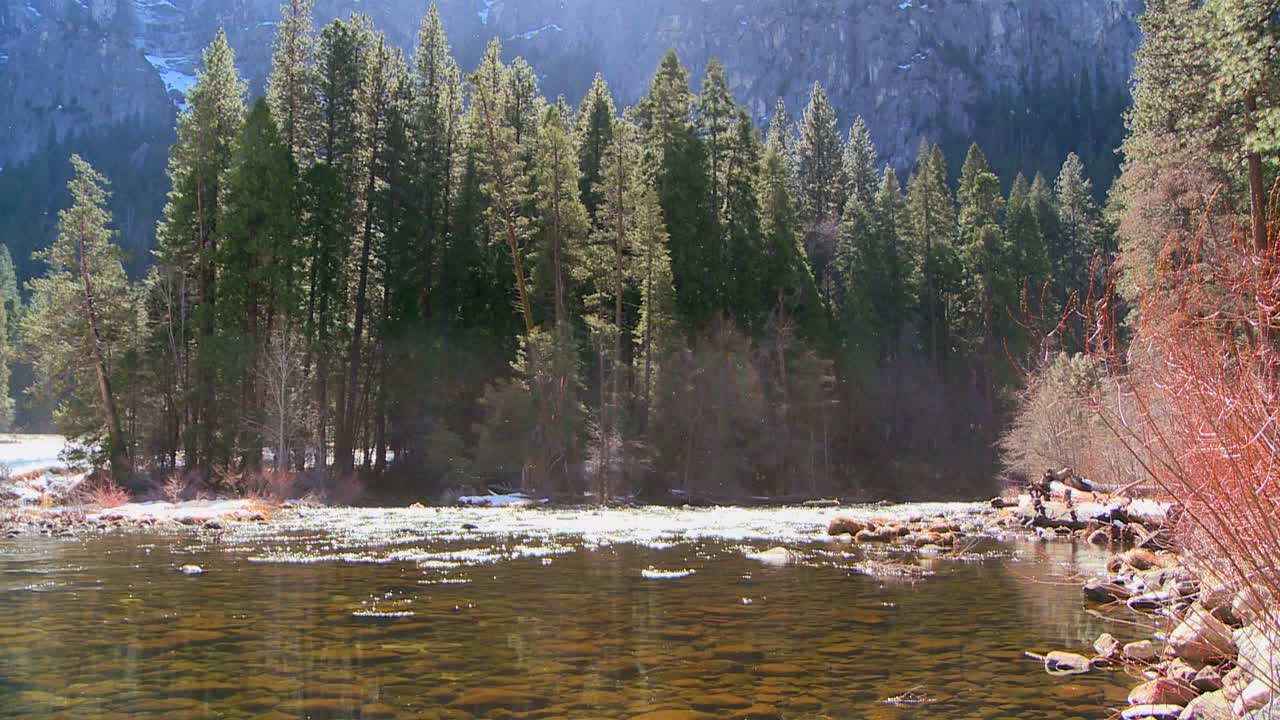 el río merced atraviesa el parque nacional de yosemite 1