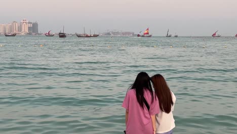 Barco-Con-Banderas-De-Los-Países-De-La-Copa-Del-Mundo-Pasa-Por-La-Playa