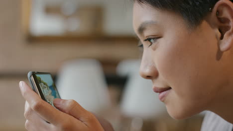 Mujer-Hojeando-Fotos-De-Vacaciones-En-Un-Teléfono-Inteligente