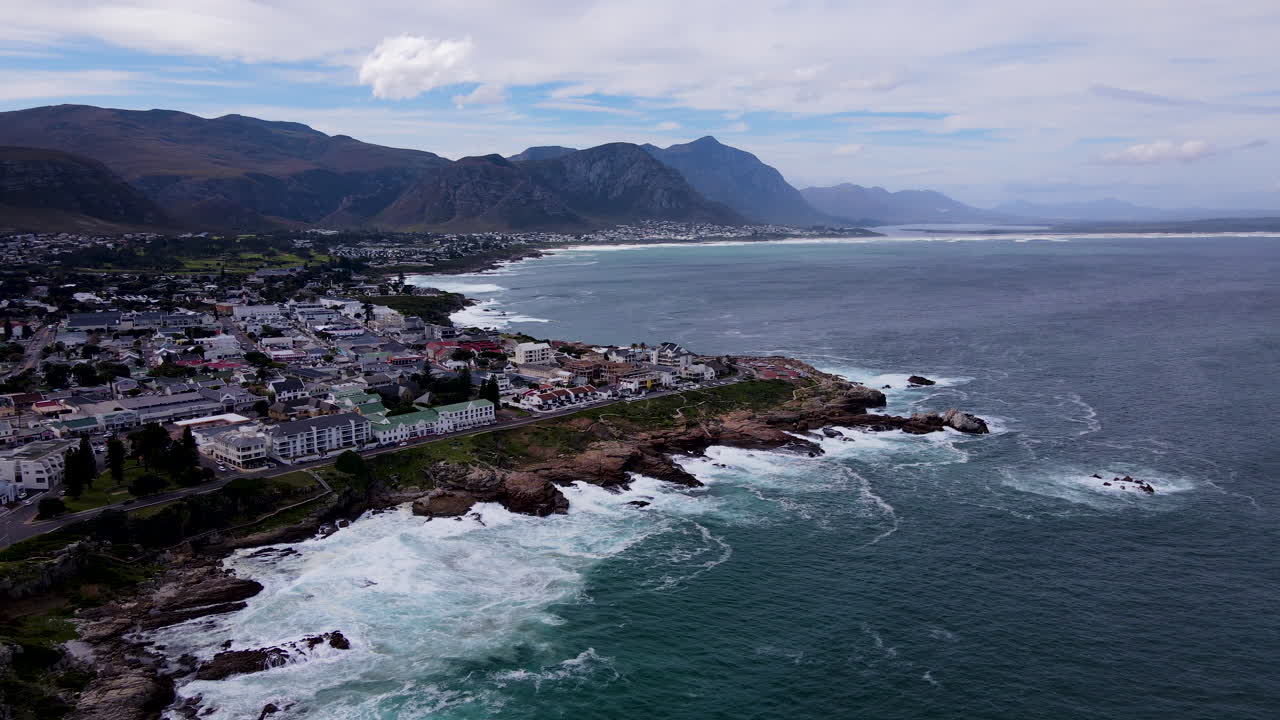 hermanus turístico con su singular costa escarpada, sudáfrica