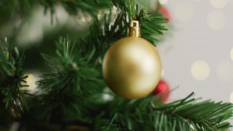 Nahaufnahme-Von-Weihnachtskugeln-Und-Dekorationen-Auf-Dem-Grünen-Weihnachtsbaum