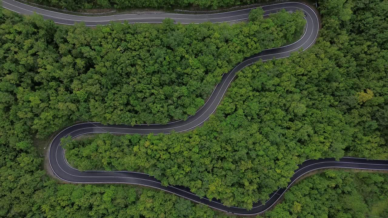 esta es la historia de un camino que significa una vida misteriosa, con coches, lugares, montañas, personas