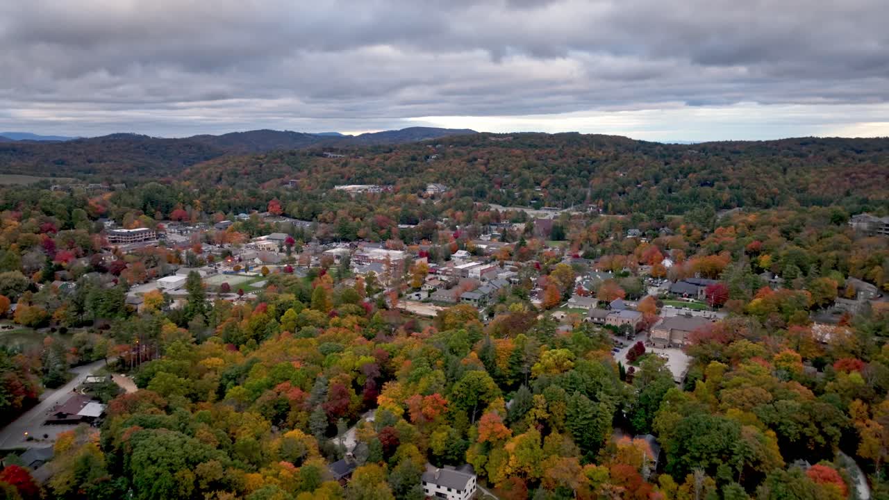alto retiro aéreo soplando roca nc, carolina del norte en otoño
