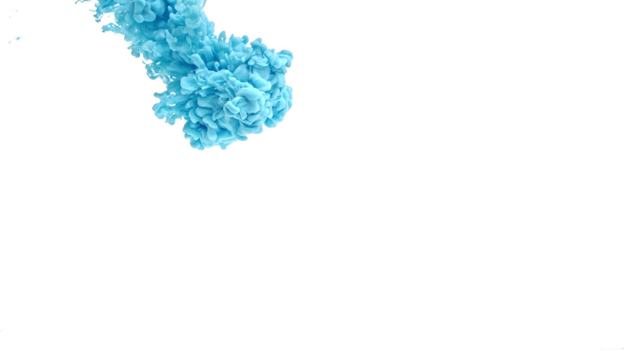 tinta azul en el agua