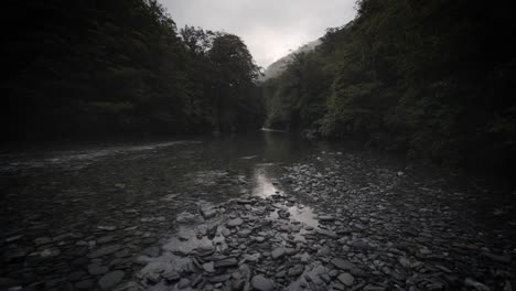 Dunkler-Fluss-Nach-Sonnenuntergang-Mit-Einer-Schönen-Reflexion