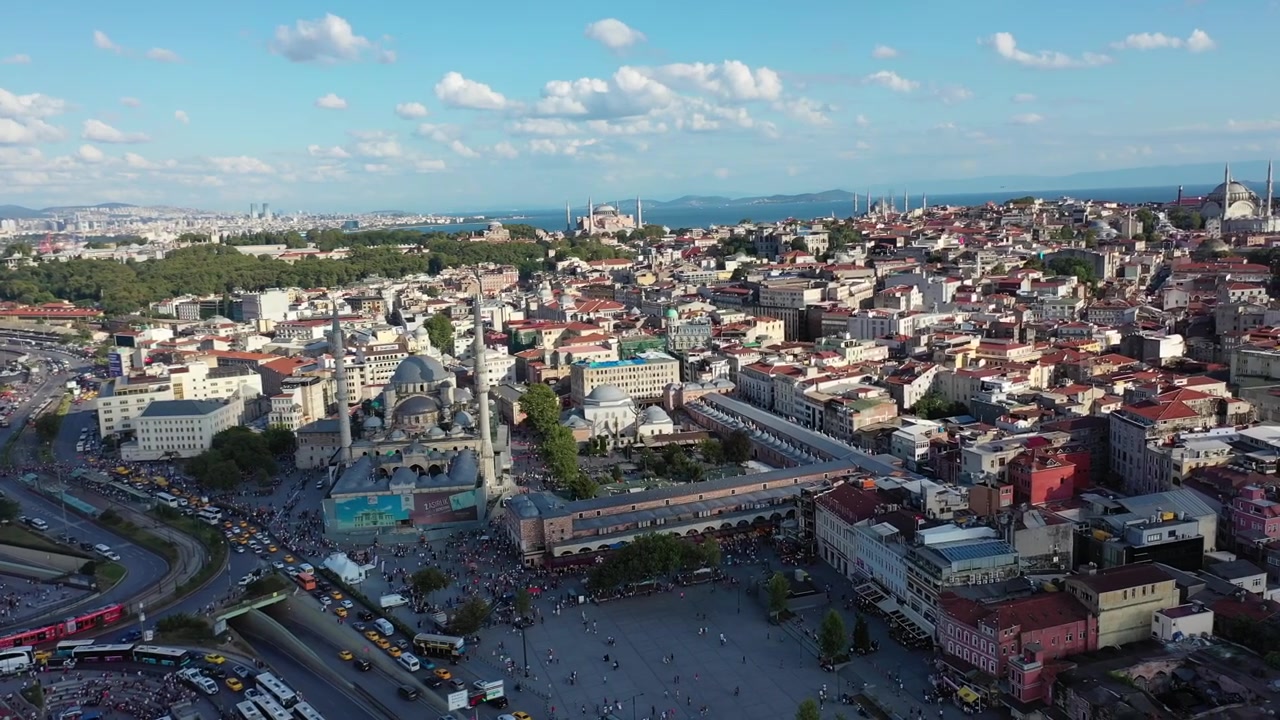 Vista aérea de drone do complexo da Mesquita de Süleymaniye, cercado por cúpulas de pátio, com o denso traçado histórico da cidade e o Mar de Mármara ao fundo em Istambul, Turquia