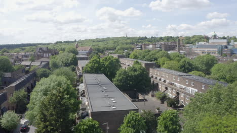 Row-houses-and-apartments-in-green-Archway-district-of-London,-GBR