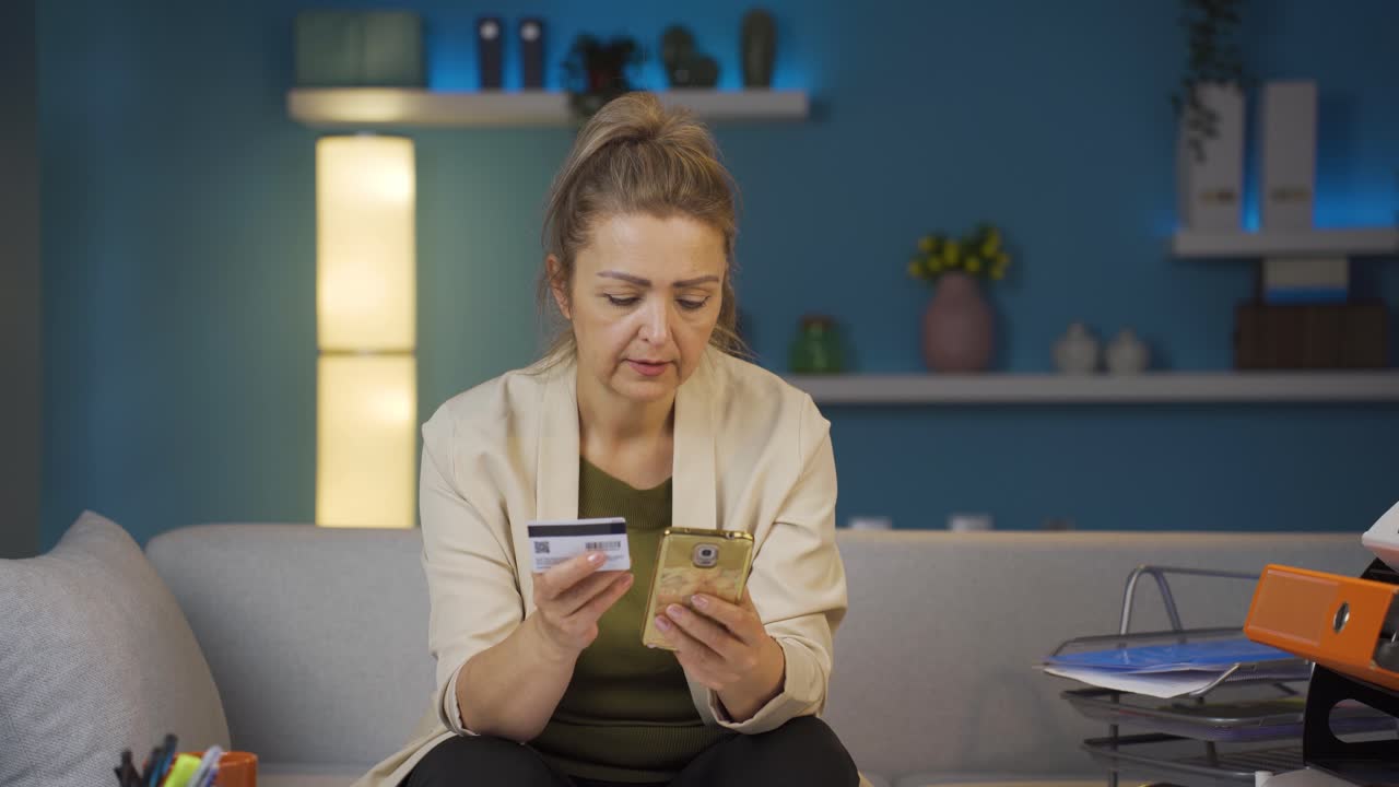 Donna che lavora da casa fa shopping al telefono.