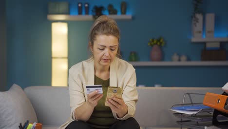 trabajadora de oficina en casa, mujer de compras por teléfono.