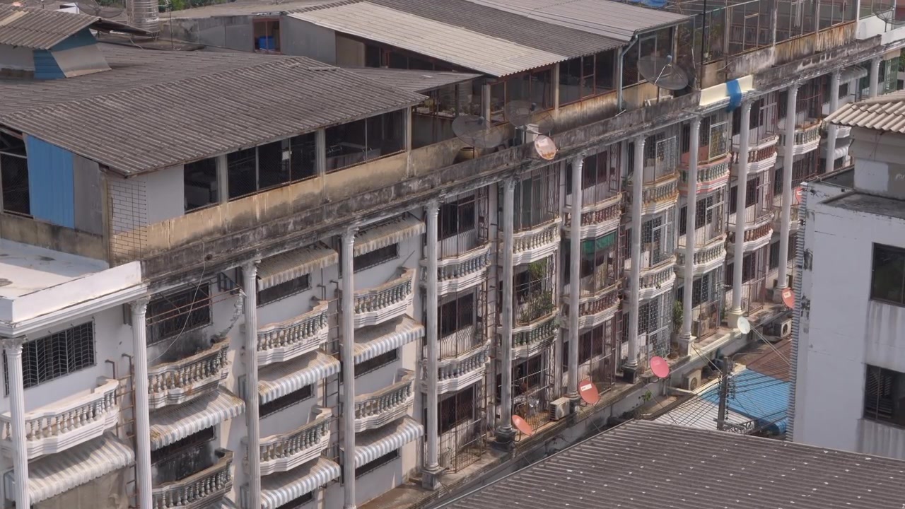 Facciata esterna di edifici residenziali urbani vicino alla riva del fiume Chao Phraya a Bangkok, Thailandia. Inquadratura dall'alto, ripresa statica