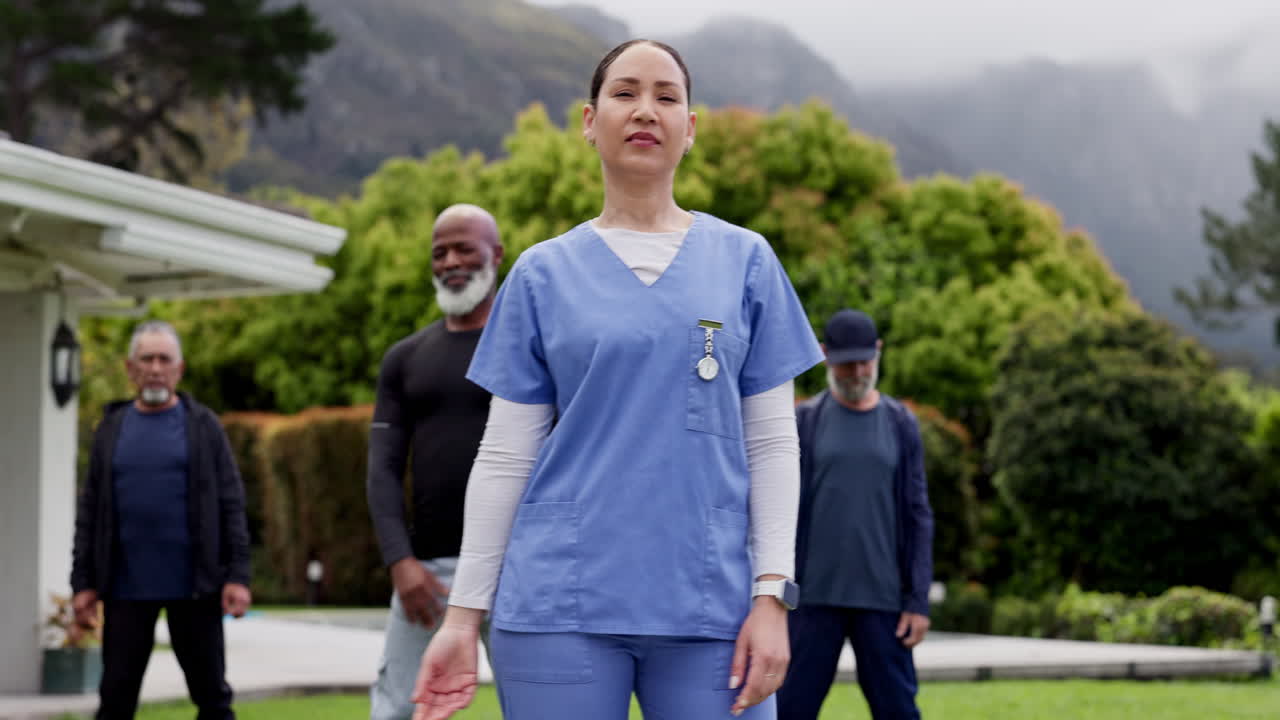 여성, 간호사 및 노인 그룹과 함께 스트레칭