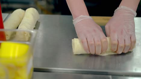 Cu-Cook-Rollt-Das-Gemüse-In-Den-Teig-Zum-Kochen-Von-Woks