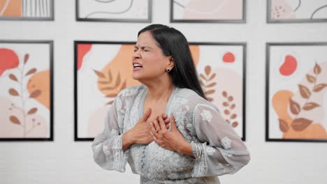 madre india que tiene un paro cardíaco