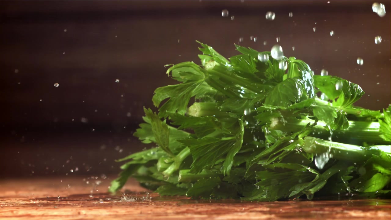 Slow Motion Waterdruppels Spatten op Verse Groene Selderij