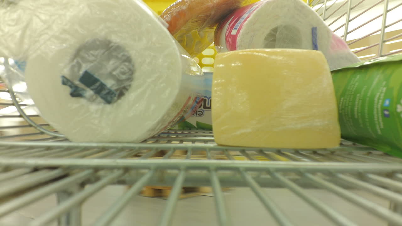 Il carrello in un supermercato. Ripresa in movimento