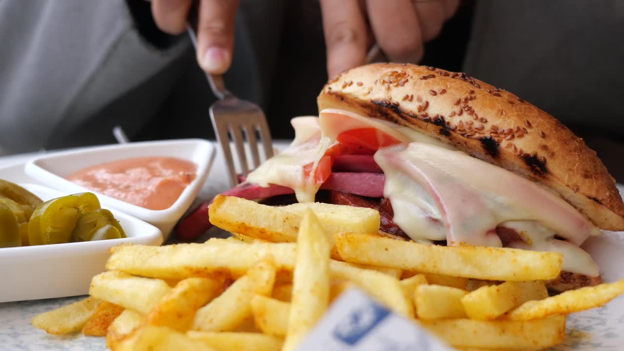 sándwich con patatas fritas