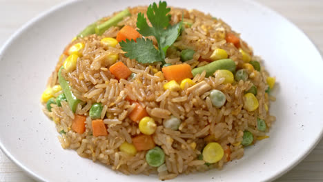 Arroz-Frito-Con-Guisantes,-Zanahoria-Y-Maíz---Estilo-De-Comida-Vegetariana-Y-Saludable