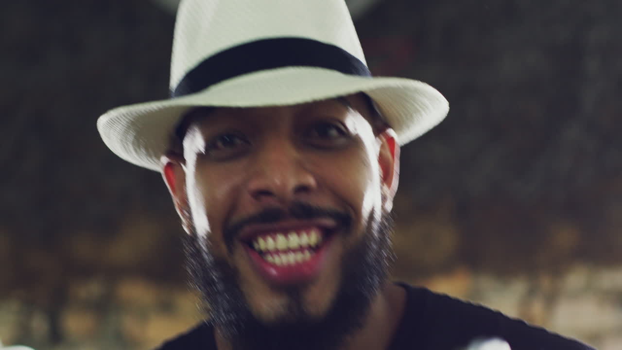 él toca música toda la noche.