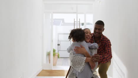 Familia-Disfrutando-Del-Tiempo-Libre-En-Casa