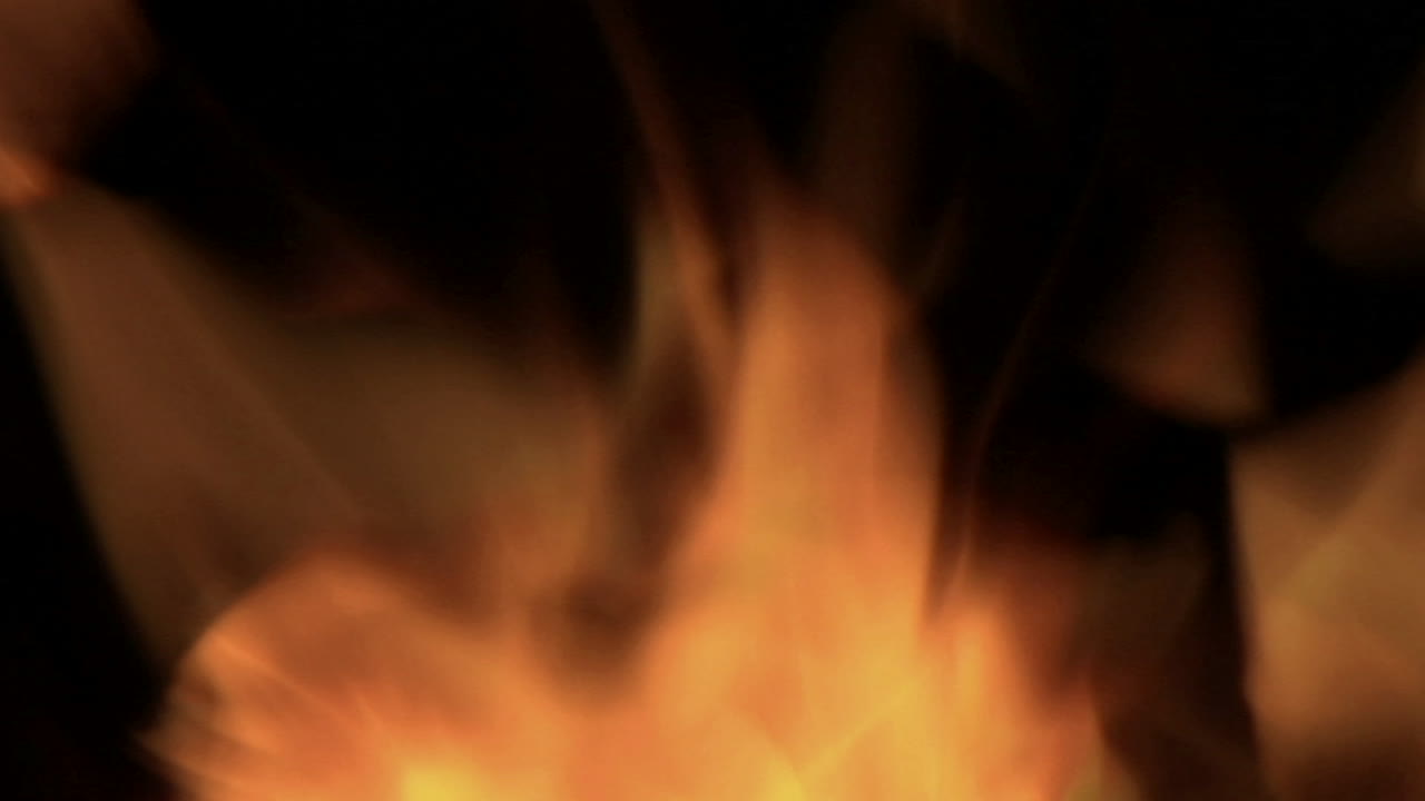 llamas naranjas parpadeantes arden en un fuego ardiente 2