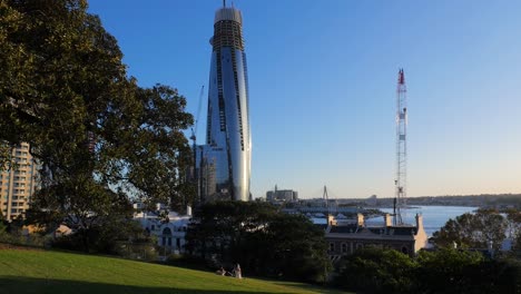 edificio en construcción con pareja en el parque