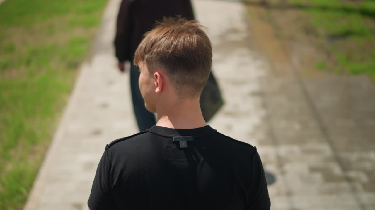 보행자와 방문객이 외부에서 잠시 마주치는 순간, 활기찬 여름 도시 풍경 속에서 덧없이 스쳐 지나가는 교류, 활기 넘치는 도시의 여름 환경 속에서 잠시 공유되는 순간적인 상호 작용