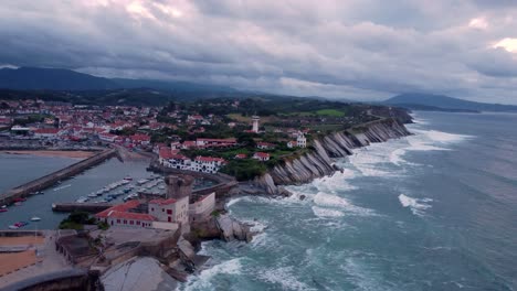 Saint-Jean-De-La-Luz-Francia-Atlántico-Pequeño-Pueblo-De-Pescadores-Vista-Aérea-Del-Océano-Acantilado-Y-Castillo-Antiguo-Faro-Medieval