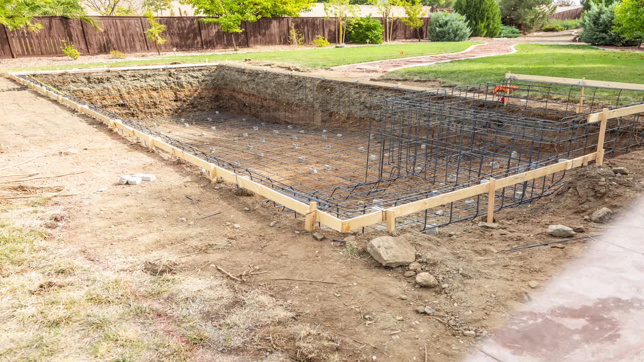 cinemagraph sin costuras de 4k de bucle de la construcción de la piscina que se desvanece hasta la piscina terminada