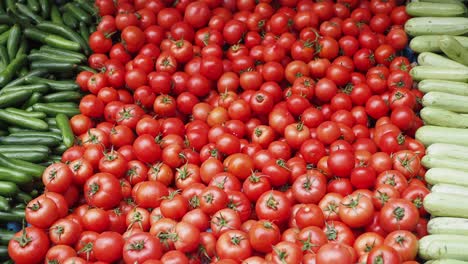 tomates frescos, pepinos y otras verduras en el mercado