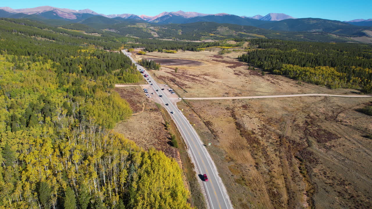 미국 콜로라도 주 로키 마운틴스 에 있는 리 로드 (valley road) 에서 빛이 내리는 가을 날 케노샤 패스 (kenosha pass) 의 교통 상황을 공중에서 볼 수 있다.