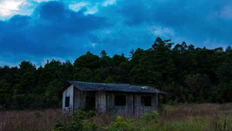 Timelapse-De-Cabaña-De-Montaña-Abandonada