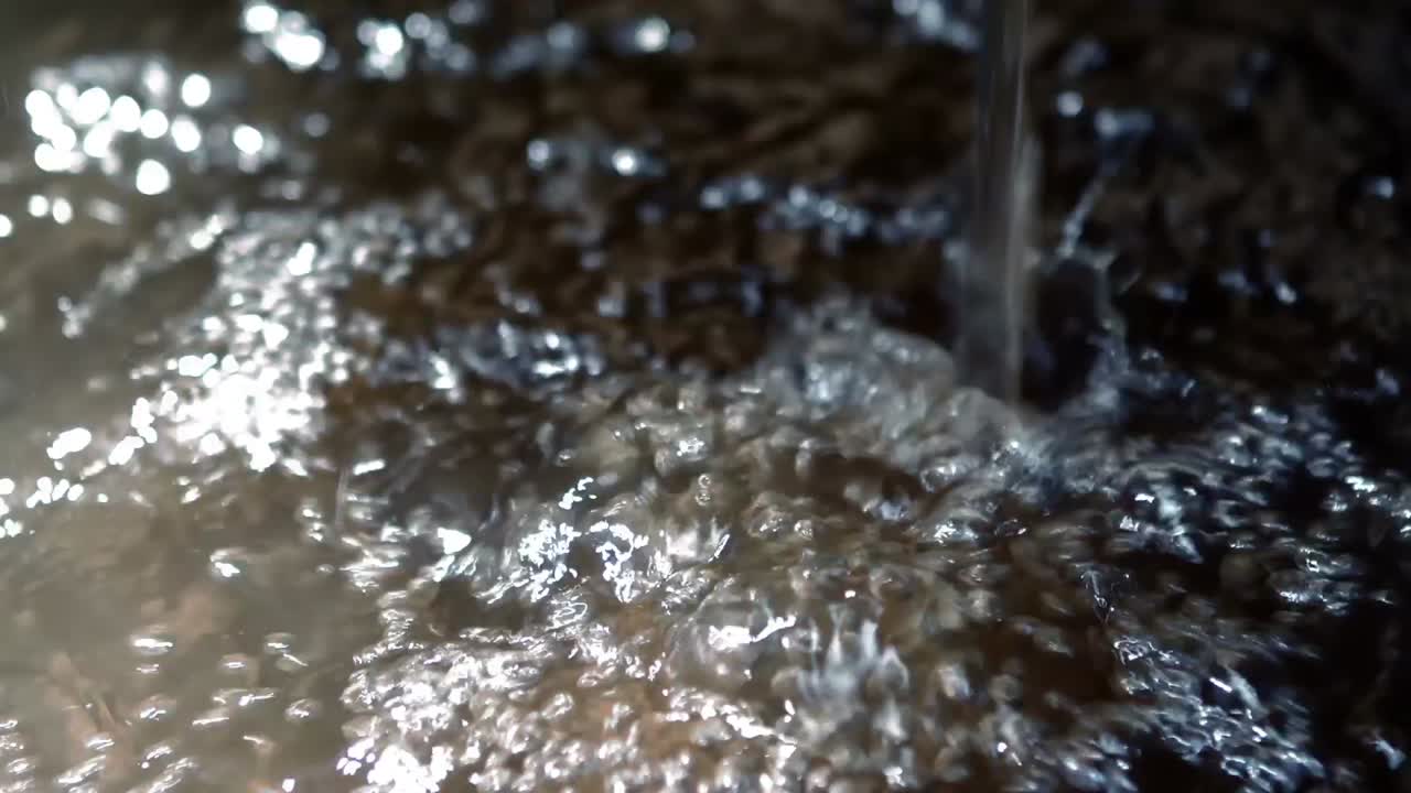 수 ⁇ 에서 수영장에 흐르는 물