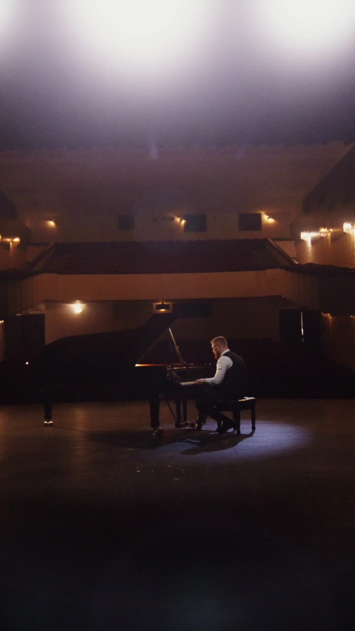 pianista actuando en el escenario