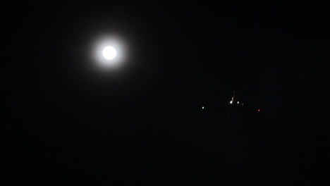 Flugzeugjets-Bei-Vollmond-In-Einer-Dunklen-Nacht