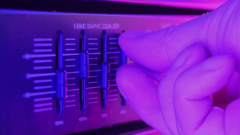cinta de radio retro fm am, música, tecnología, personas y equipo concepto - hombre usando consola de mezcla en estudio de grabación de sonido