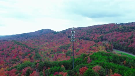 Espectro-Otoñal:-Torre-Celular-De-5-G-Que-Se-Eleva-Sobre-El-Vibrante-Follaje-De-Otoño