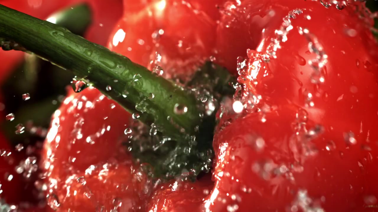 スローモーションで新鮮な赤いパプリカに飛び散る水